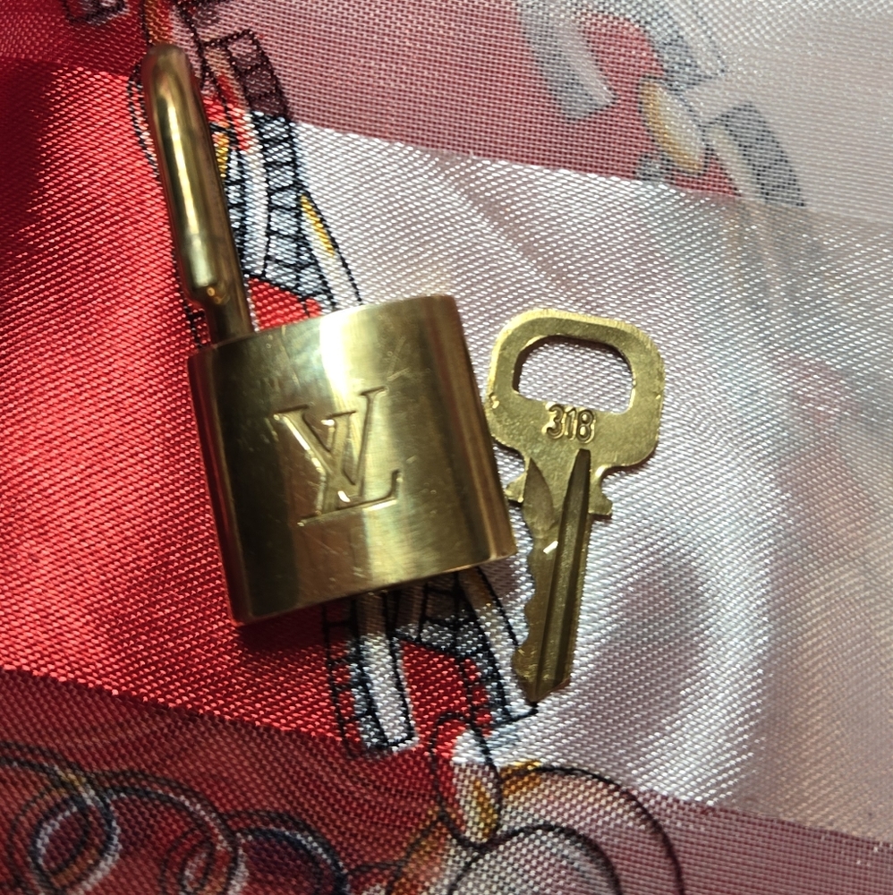 Louis Vuitton Gold Key - Picture 3 of 4